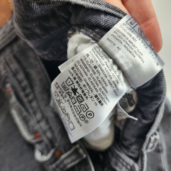 Levis Womens Premium Wedgie Straight Jean Size 29 Washed Black High Rise Raw Hem - Picture 9 of 15